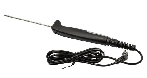 Digitaltemperaturfühler mit einem langen Metallfühler und einem schwarzen Griff. Kabel mit Stecker für die Verbindung. Produkt von IMI Hydronic Engineering.